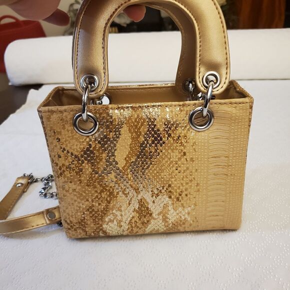 Gold purse Chained Shoulder Strap - Picture 2 of 6
